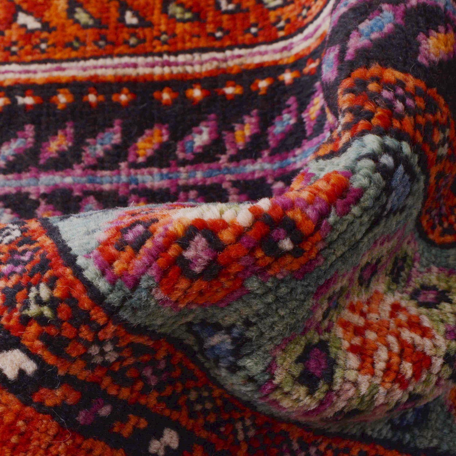 Red Color Shirazi Rug 5' 9" x 7' 8" (ft) - No. P36348