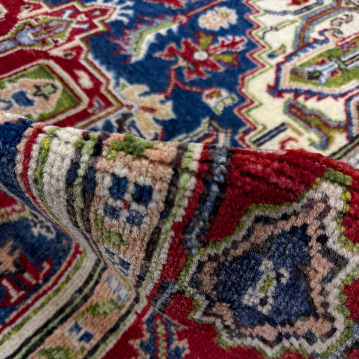 Handmade Persian Design Heriz Rug 4' 0" x 6' 7" (ft) - No. R37382